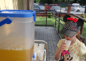 Dziewczynka pije lemoniadę